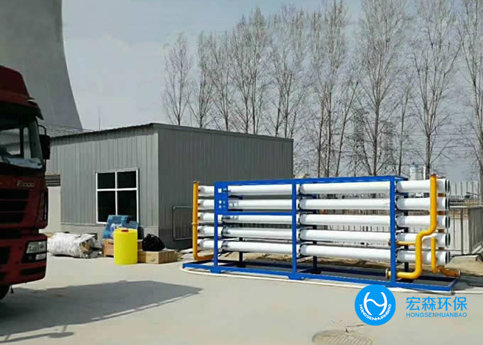 造紙工業廢水主要來源於分製漿和抄紙兩個生產過程。製漿產生的廢水，汙染為嚴重，洗漿時排出廢水呈黑褐色，其中汙染物濃度很高，BOD高達5～40 g/L，含有大量纖維、無機鹽、色素和大量的酸堿物質。抄紙機排出的廢水，其中含有大量纖維和在生產過程中添加的填料和膠料。同時造紙過程中還需要加入一些必要的化學助劑，加重了對水體的汙染造紙汙