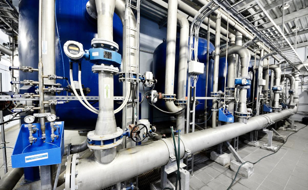 電廠冷卻循環水係統簡介<br />
1.電廠冷卻循環水係統是電力生產的核心配套係統，主要為凝汽器、發電機、變壓器及鍋爐輔機等關鍵設備提供冷卻服務，是保障機組高效穩定運行、避免設備